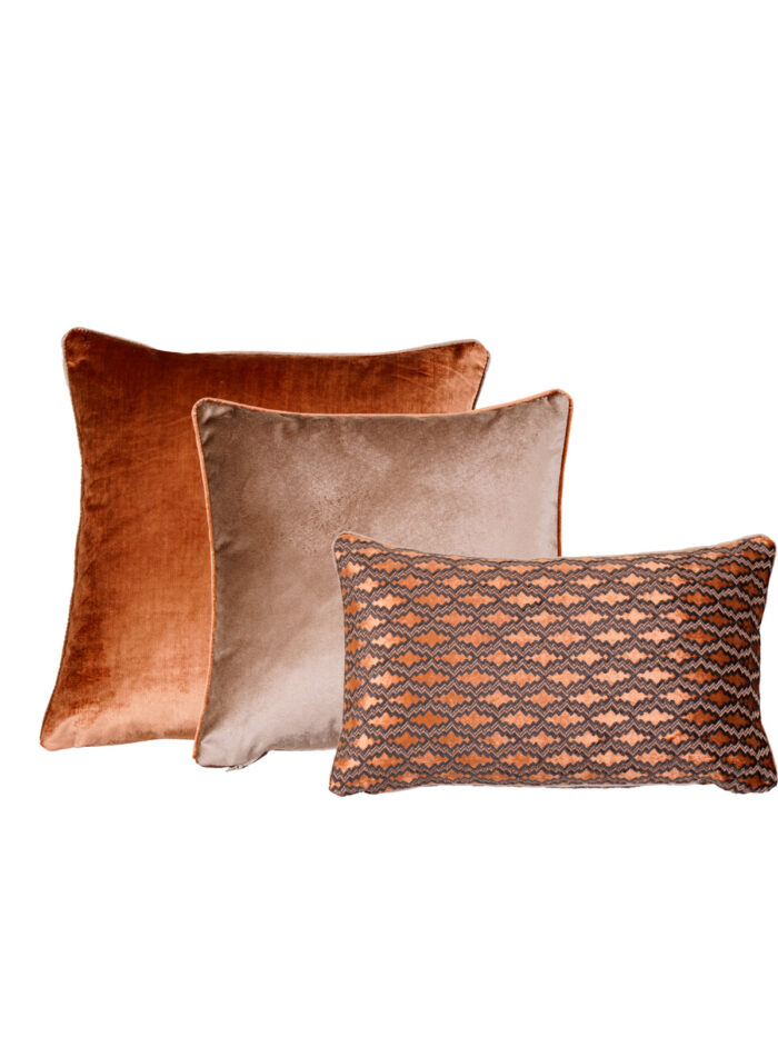 Seden kiremit ve vizon kadife geometrik desenli 3lü kırlent kılıfı kombini